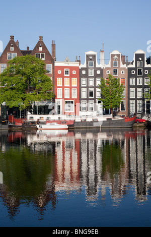 Typische Amsterdamer Häuser spiegelt sich im Wasser des Flusses Amstel Amsterdam Stockfoto