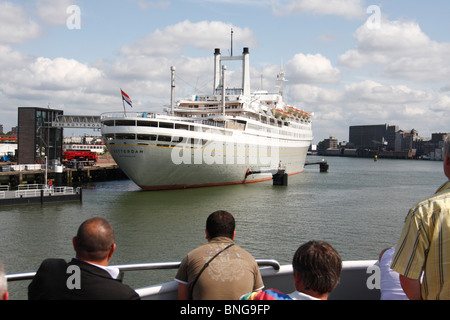 Das Schiff der "Rotterdam" wird auf ein schwimmendes Hotel im Hafen von Rotterdam umgestellt. Stockfoto