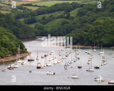 Boote vertäut am Fluss Fowey, Cornwall, UK Stockfoto