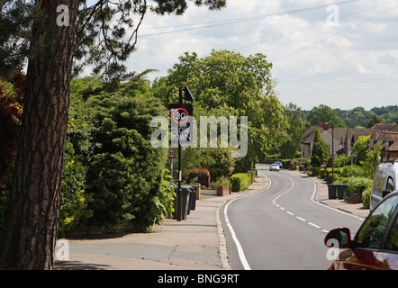 30 km/h langsamer Zeichen, Theydon Bois, Essex, UK Stockfoto