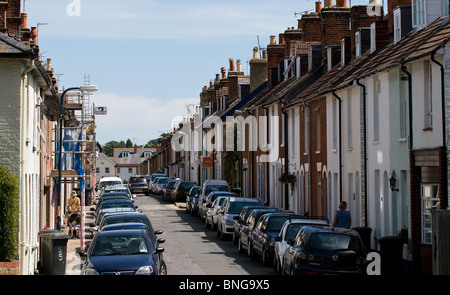 Eine Straße voll von geparkten Autos in Whitstable, Kent Stockfoto