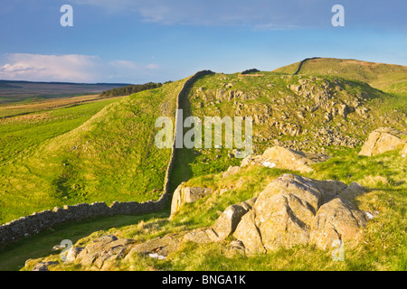 Die Klippen von Bogle Loch in der Nähe von Schild an der Wand auf der Route der Hadrianswall Path, Nationalpark Northumberland, England Stockfoto