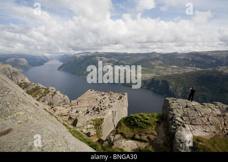 Luftaufnahme des Menschen auf Preikestolen Felsen, Lysefjord, Norwegen Stockfoto