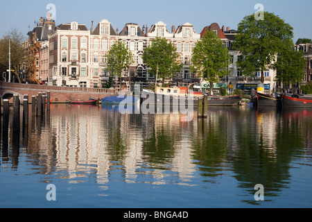 Typische Amsterdamer Häuser am Ufer des Flusses Amstel, in der Stadt Amsterdam Stockfoto