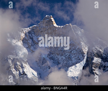 Am Nachmittag Nebel und Wolken versammeln sich um den dramatischen Höhepunkt Jannu in der Kangchenjunga Region Osten Nepals Stockfoto