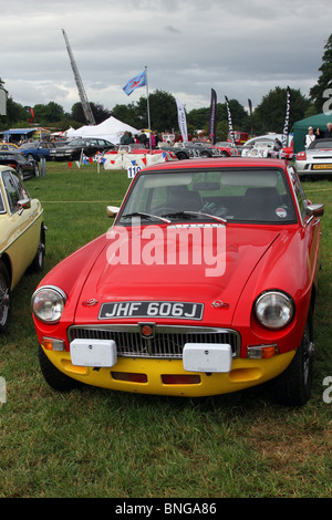 Der rote britische Sportwagen MGB GT aus den 1971 70er Jahren parkte auf dem Cholmondeley Pageant of Power, UK Stockfoto