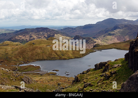 StickleTarn zwischen Pavey Arche und Harrison scheut im Lake District National Park, Cumbria. Stockfoto