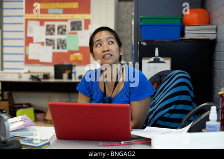 Weibliche Physik Lehrer sitzt an ihrem Schreibtisch und hört sich ein Schüler sprechen in Manor New Tech High School in Manor, Texas, USA Stockfoto