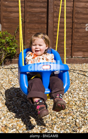 Vertikale Porträt eines Mädchens mit viel Spaß in einem Schwung geschoben. Stockfoto