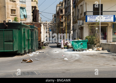 Power Generator Abfallbehälter und net Zeile oben bestätigen Straßen von Nord-Beirut-Libanon Stockfoto