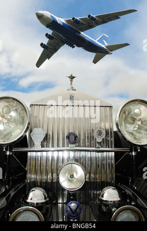 Antonov Frachtflugzeug und Auto rollt royce Stockfoto