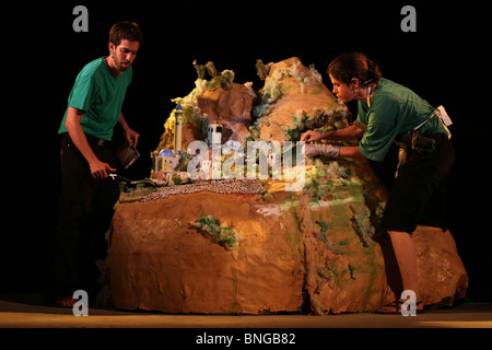 Die israelischen Puppenspieler Guy Elhanan (L) und Noah Avgad (R) spielen am 20. Juli 2010 während des Internationalen Festivals für Puppentheater und Filme 13. auf der Bühne in der Stadt Holon, Israel. Elhanan verlor eine Schwester bei einem Selbstmordanschlag in Jerusalems Fußgängerzone, und sein Stück 'Ein Besuch in Silwan' beschäftigt sich mit dem arabisch-israelischen Konflikt. Stockfoto