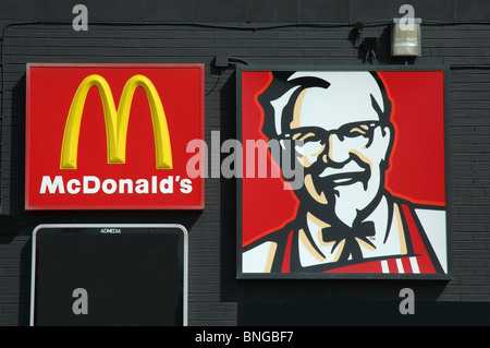 McDonalds und Kentucky Fried Chicken-Schilder, Woodall Autobahnraststätten, in der Nähe von Sheffield, England, UK Stockfoto