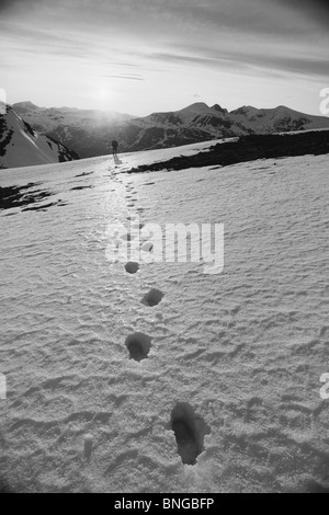 Wanderparadies Fußabdruck Kreuzung Schnee Patch auf Rapadalen Berghang im Sarek Nationalpark in Schwedisch-Lappland über dem Polarkreis Stockfoto