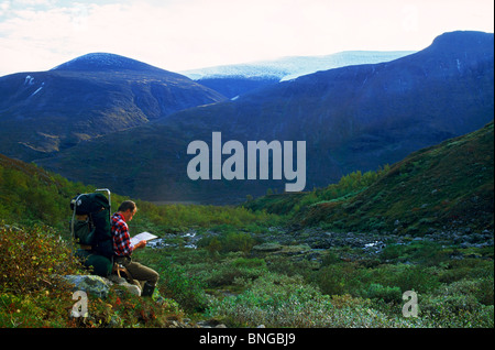 Wanderer im Rapadalen Tal im Sarek Nationalpark lesen Topographie Karte beim Hinsetzen ruht in Schwedisch-Lappland Stockfoto