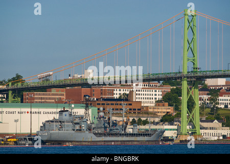 Deutsche Marine im Gange Nachschub Schiff FGS SPESSART neben während der 2010 Fleet Review in Halifax, NS. Stockfoto