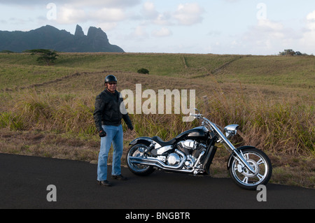 Hawaiian Mann posiert von Straßenmotorrad, Kauai, Hawaii Stockfoto