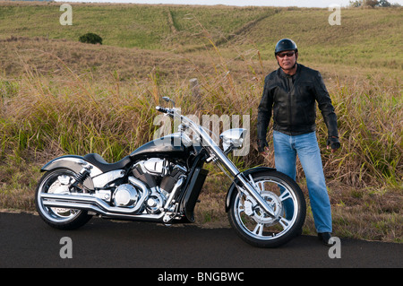 Hawaiian Mann posiert von Straßenmotorrad, Kauai, Hawaii Stockfoto