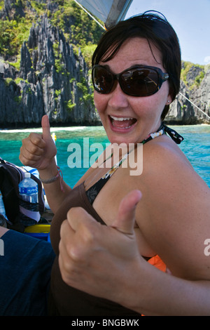 Ein amerikanisches Mädchen, die Spaß am Urlaub in EL NIDO - Insel PALAWAN, Philippinen Stockfoto