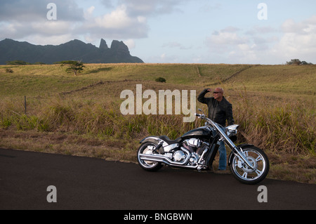 Hawaiian Mann posiert von Straßenmotorrad, Kauai, Hawaii Stockfoto