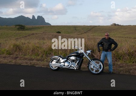 Hawaiian Mann posiert von Straßenmotorrad, Kauai, Hawaii Stockfoto