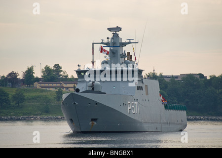 Königliche Dänische Marine vor der Küste patrouillieren Schiff HDMS EJNAR MIKKELSEN kommen neben während der 2010 Fleet Review in Halifax, NS. Stockfoto