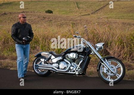 Hawaiian Mann posiert von Straßenmotorrad, Kauai, Hawaii Stockfoto