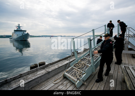 Königliche Dänische Marine vor der Küste patrouillieren Schiff HDMS EJNAR MIKKELSEN kommen neben während der 2010 Fleet Review in Halifax, NS. Stockfoto