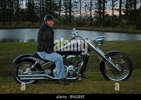 Hawaiian Mann posiert von Straßenmotorrad, Kauai, Hawaii Stockfoto