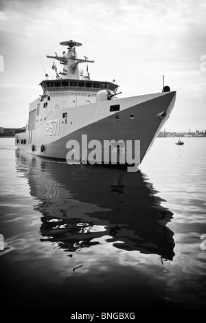 Königliche Dänische Marine vor der Küste patrouillieren Schiff HDMS EJNAR MIKKELSEN kommen neben während der 2010 Fleet Review in Halifax, NS. Stockfoto