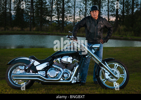 Hawaiian Mann posiert von Straßenmotorrad, Kauai, Hawaii Stockfoto