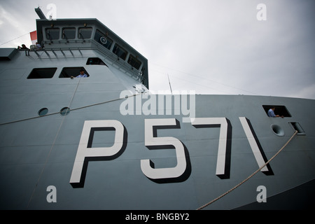 Königliche Dänische Marine vor der Küste patrouillieren Schiff HDMS EJNAR MIKKELSEN kommen neben während der 2010 Fleet Review in Halifax, NS. Stockfoto