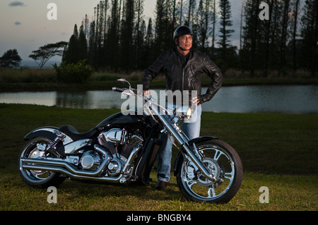 Hawaiian Mann posiert von Straßenmotorrad, Kauai, Hawaii Stockfoto