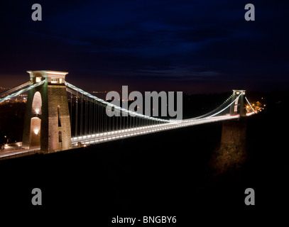 Eine Nacht Zeit erschossen von einem beleuchteten Clifton Suspension Bridge, Bristol. Dieser berühmte Brücke wurde entwickelt un d gebaut von Isambard Kingdom Brunel Stockfoto