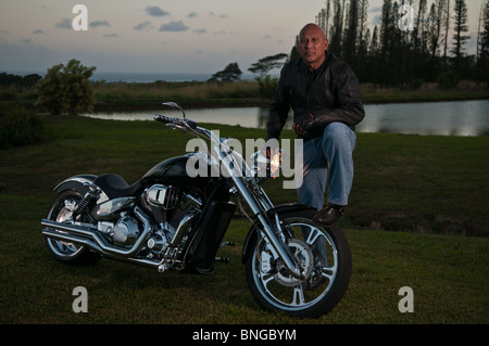 Hawaiian Mann posiert von Straßenmotorrad, Kauai, Hawaii Stockfoto