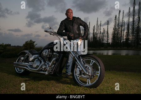 Hawaiian Mann posiert von Straßenmotorrad, Kauai, Hawaii Stockfoto