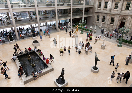 Blick nach unten auf neu wiedereröffnet Zentrum des amerikanischen Hofflügel des Metropolitan Museum of Art am überfüllten Sommer Wochentag NYC Stockfoto