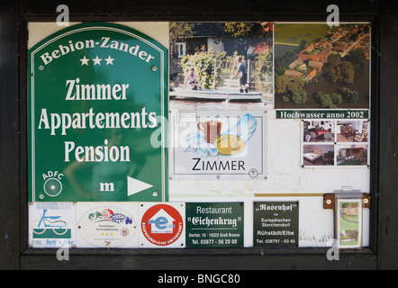 Ein schwarzes Brett in der deutschen Dorf Bälow, Werbung für lokale B & B Unterkünfte und Hotels. Stockfoto