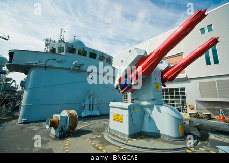 Dart Meeresoberfläche Luft-Raketen zu den Bogen von der Royal Navy Zerstörer HMS LIVERPOOL aus dem Launcher hängen. Stockfoto