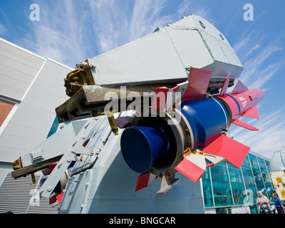 An den Bogen von der Royal Navy Zerstörer HMS LIVERPOOL hängt eine Sea Dart-Oberfläche, um Luft-Rakete aus dem Launcher. Stockfoto