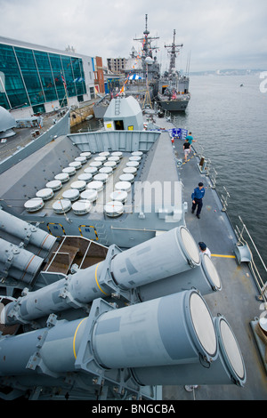 Blick von der Brücke Flügel der Royal Navy Fregatte HMS SUTHERLAND während der 2010 Fleet Review in Halifax, NS. Stockfoto