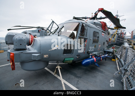 Royal Navy Lynx Hubschrauber auf dem Flugdeck des Zerstörers HMS LIVERPOOL während der 2010 Fleet Review in Halifax, NS. Stockfoto