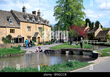 Fußgängerbrücke über den Fluss Auge, Lower Slaughter, Gloucestershire Stockfoto