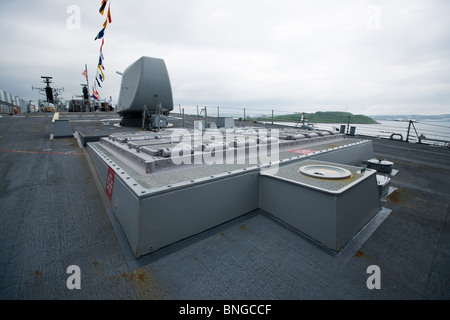 MK.41 vertikale launch System und 5-Zoll-Geschütz am Bug der US Navy Zerstörer USS BARRY während der 2010 Fleet Review in Halifax. Stockfoto