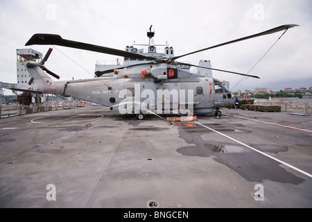 Ein Royal Navy EH-101 Merlin Hubschrauber an Bord RFA FORT GEORGE. Stockfoto