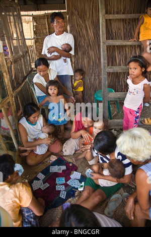 Filipinos spielen Karten in einem kleinen Fischerdorf nördlich von EL NIDO - Insel PALAWAN, Philippinen Stockfoto