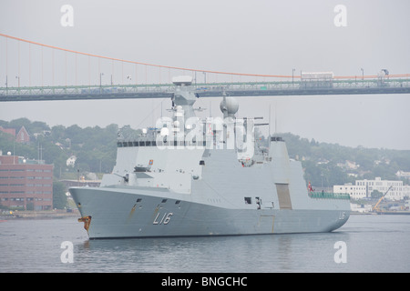 Flexibler Unterstützung der dänischen Marine Schiff HDMS ABSALON im Gange während der 2010 Fleet Review in Halifax, Nova Scotia. Stockfoto