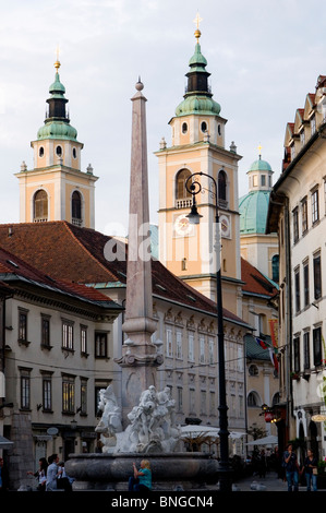 Robba Brunnen Mestni Trg, Staro Mesto, mit den Türmen der Kirche des Heiligen Nikolaus droht hinter. Stockfoto