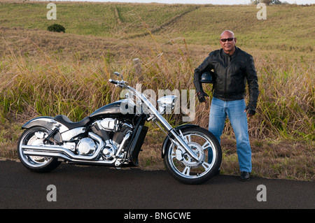 Hawaiian Mann posiert von Straßenmotorrad, Kauai, Hawaii Stockfoto