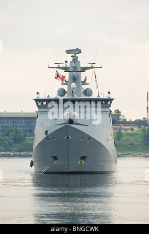 Königliche Dänische Marine vor der Küste patrouillieren Schiff HDMS EJNAR MIKKELSEN kommen neben während der 2010 Fleet Review in Halifax, NS. Stockfoto